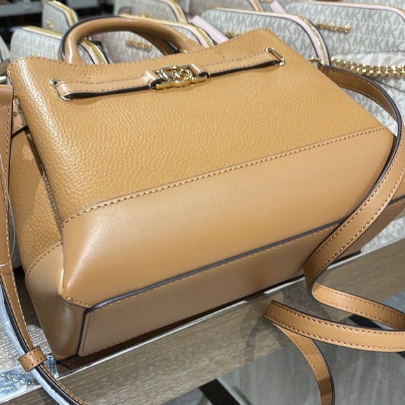 Michael Kors Reed Small Satchel Crossbody Center Zip Bag
Color: Deer
NWT - Picture 10 of 16